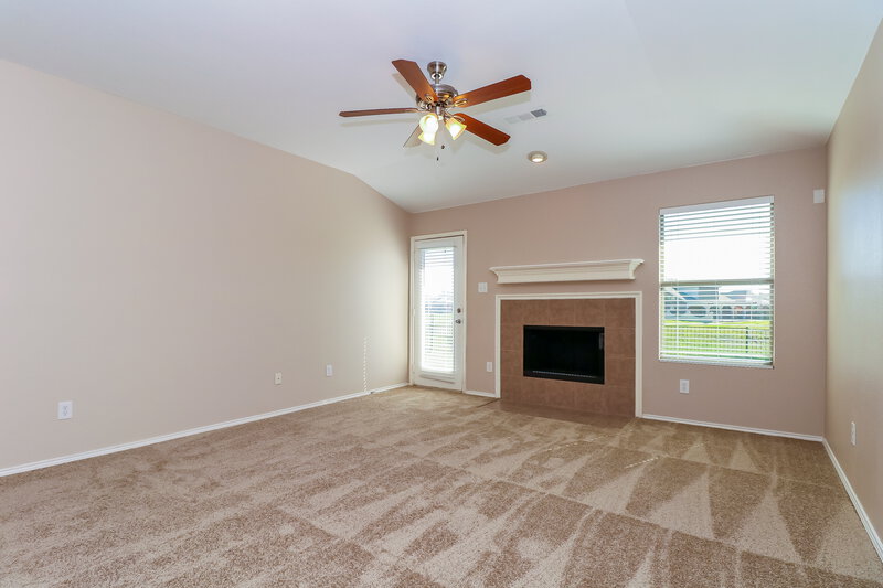 2,365/Mo, 7307 Fossil Creek Dr Arlington, TX 76002 Living Room View 2