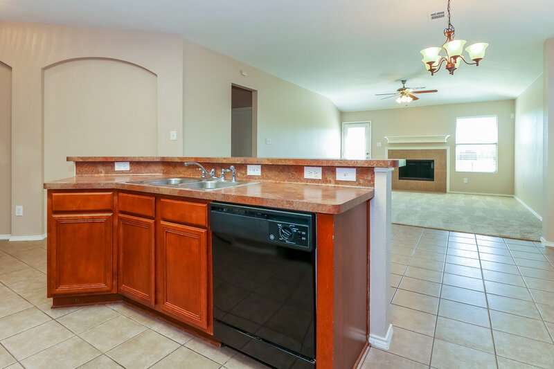 2,365/Mo, 7307 Fossil Creek Dr Arlington, TX 76002 Kitchen View 2