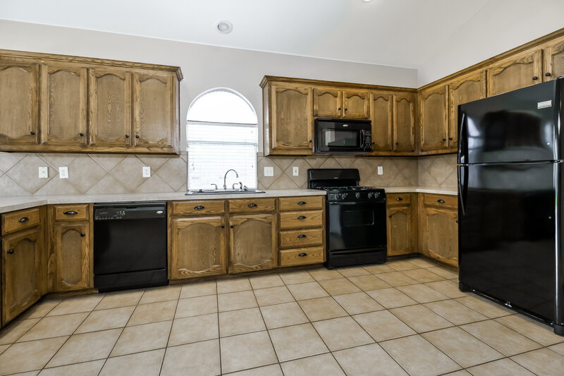 2,380/Mo, 12812 Old Macgregor Ln Fort Worth, TX 76244 Kitchen View 2