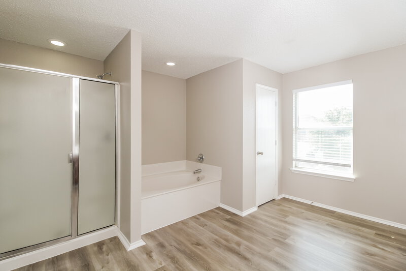 2,650/Mo, 1601 Santa Fe Trl Krum, TX 76249 Main Bathroom View
