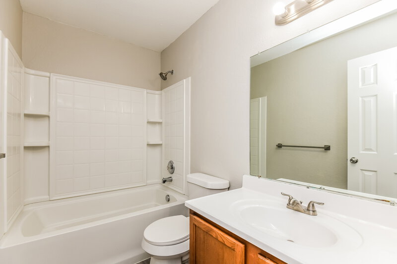 2,170/Mo, 1808 Kittredge Way Justin, TX 76247 Main Bathroom View