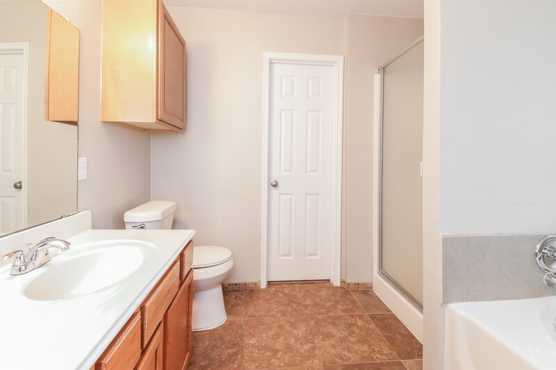 2,075/Mo, 2321 Arrowhead Pass Melissa, TX 75454 Main Bathroom View