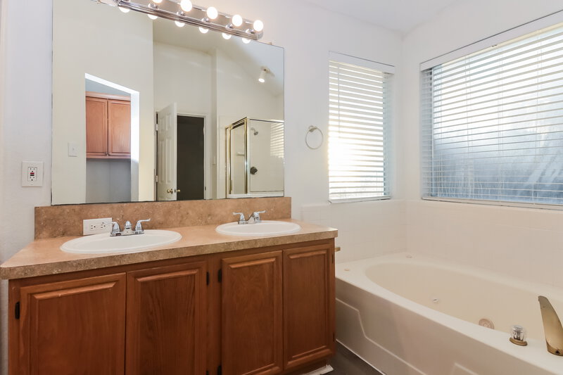 1,855/Mo, 138 Woodcreek Dr Rockwall, TX 75032 Main Bathroom View