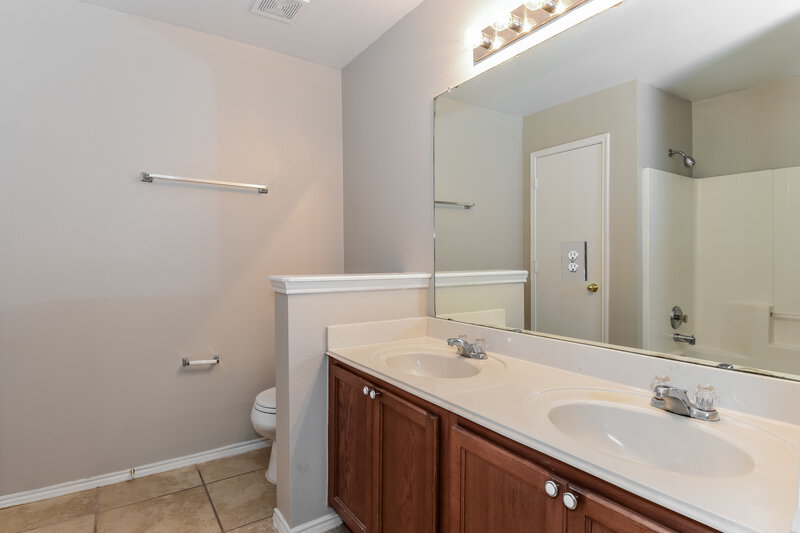 2,190/Mo, 404 Sandy Ln Royse City, TX 75189 Main Bathroom View