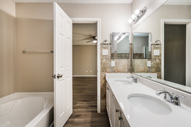 2,240/Mo, 1405 Anna Lea Ln Burleson, TX 76028 Main Bathroom View