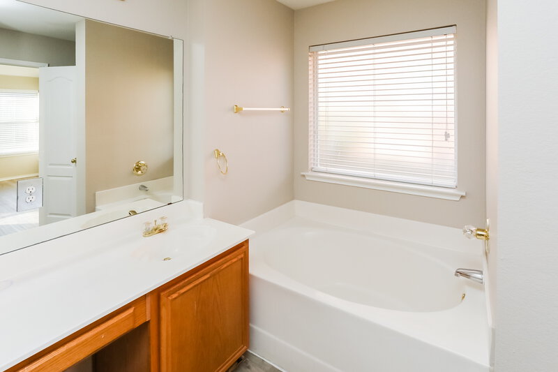 2,495/Mo, 920 Pecan Trl Cedar Hill, TX 75104 Main Bathroom View