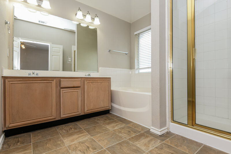 1,900/Mo, 633 Crystal Brook Dr Saginaw, TX 76179 Main Bathroom View