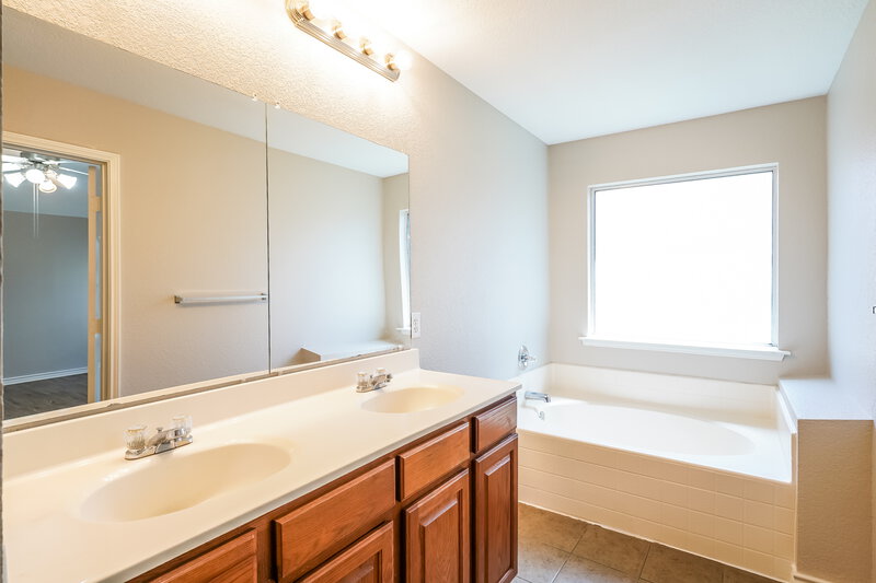 1,970/Mo, 840 Poncho Ln Haslet, TX 76052 Main Bathroom View
