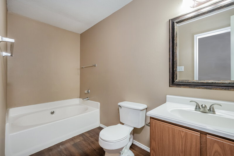 1,820/Mo, 512 Bailey St Saginaw, TX 76179 Main Bathroom View