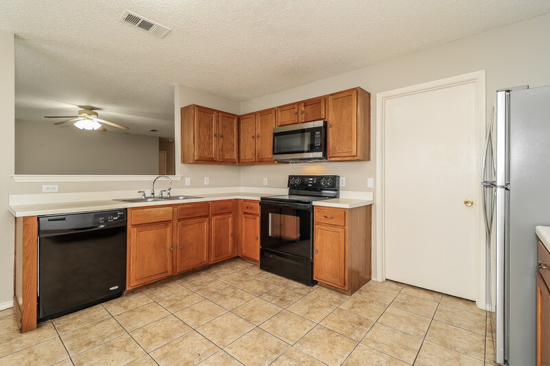 2,670/Mo, 5112 Royal Burgess Dr Fort Worth, TX 76135 Kitchen View 2