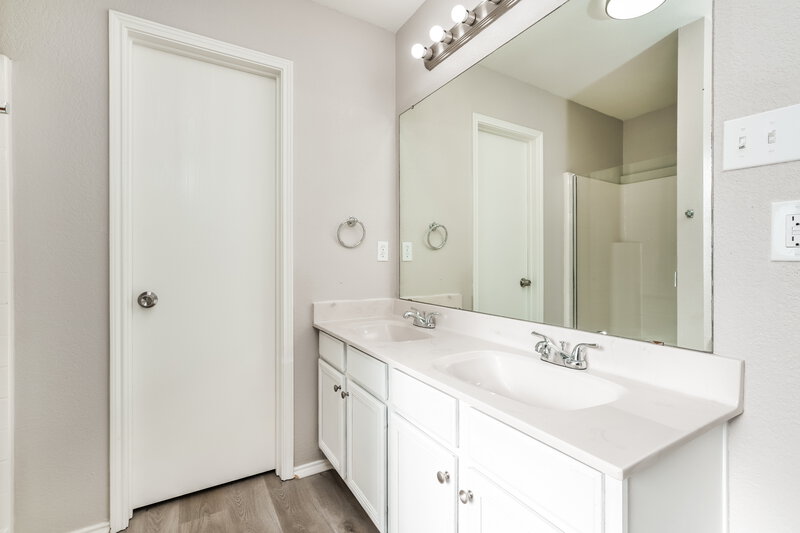 2,690/Mo, 1621 Millbrook Dr Midlothian, TX 76065 Main Bathroom View 2