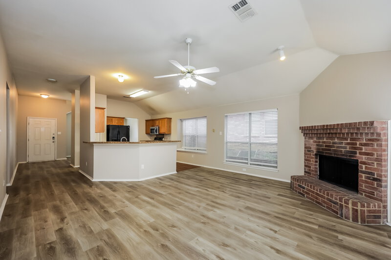 2,630/Mo, 5923 Woodoak Dr Dallas, TX 75249 Living Room View 2