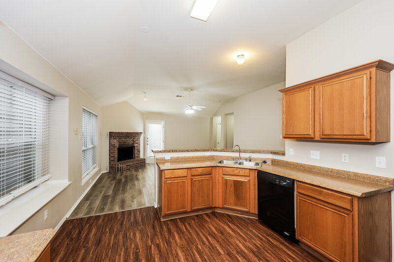 2,630/Mo, 5923 Woodoak Dr Dallas, TX 75249 Kitchen View 2