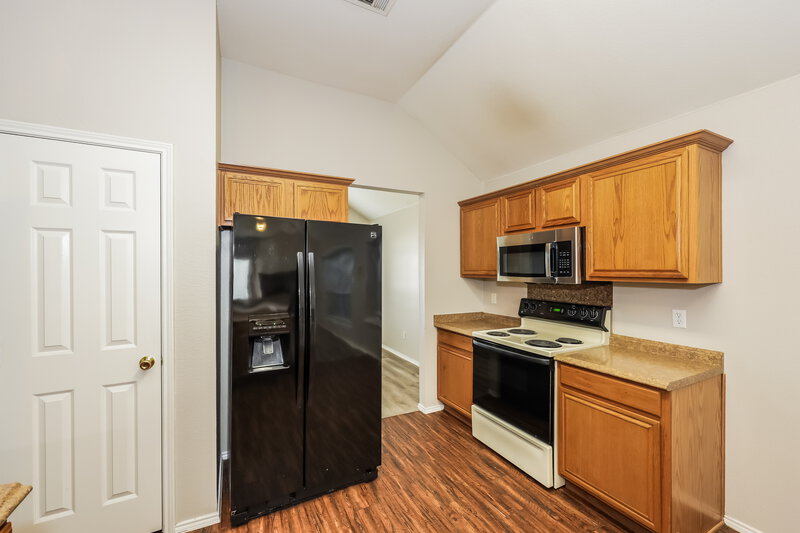 2,630/Mo, 5923 Woodoak Dr Dallas, TX 75249 Kitchen View 3