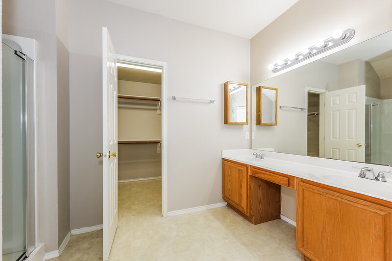 2,630/Mo, 5923 Woodoak Dr Dallas, TX 75249 Main Bathroom View