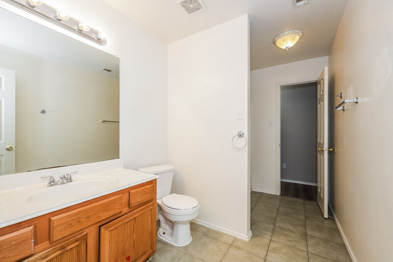 2,630/Mo, 5923 Woodoak Dr Dallas, TX 75249 Bathroom View