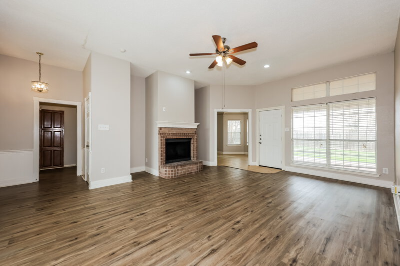 1,915/Mo, 724 Nicole Dr Burleson, TX 76028 Living Room View 2