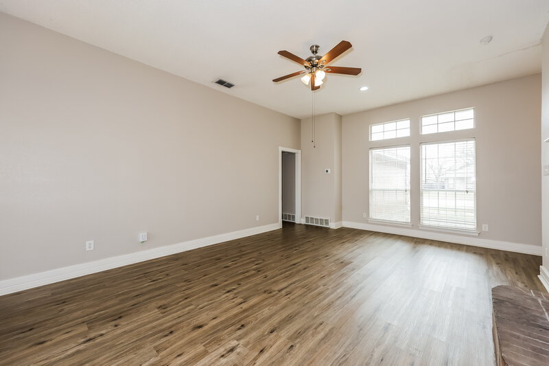 1,915/Mo, 724 Nicole Dr Burleson, TX 76028 Living Room View 3