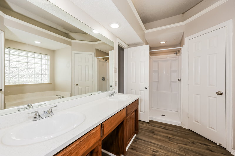 1,915/Mo, 724 Nicole Dr Burleson, TX 76028 Main Bathroom View