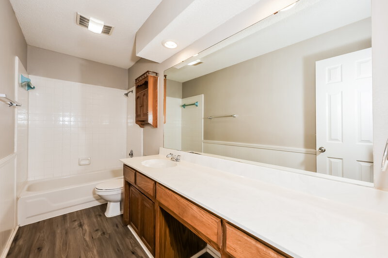 1,915/Mo, 724 Nicole Dr Burleson, TX 76028 Bathroom View