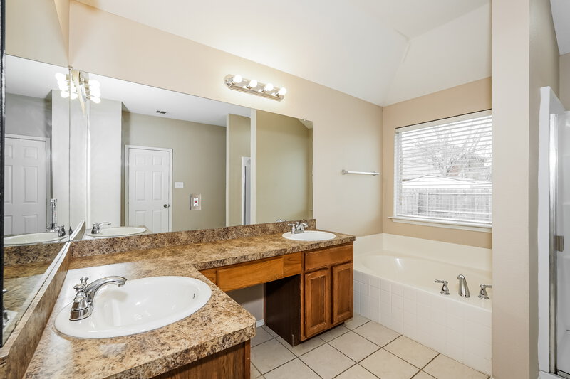 2,060/Mo, 2015 Preston Trl Forney, TX 75126 Main Bathroom View