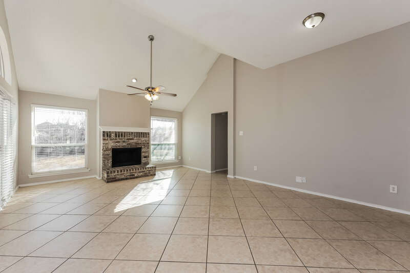 2,170/Mo, 224 W Glen Meadow Dr Glenn Heights, TX 75154 Living Room View 2