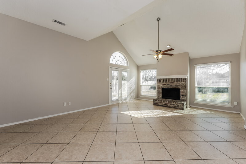 2,170/Mo, 224 W Glen Meadow Dr Glenn Heights, TX 75154 Living Room View 3