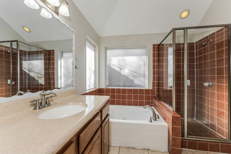 2,170/Mo, 224 W Glen Meadow Dr Glenn Heights, TX 75154 Main Bathroom View