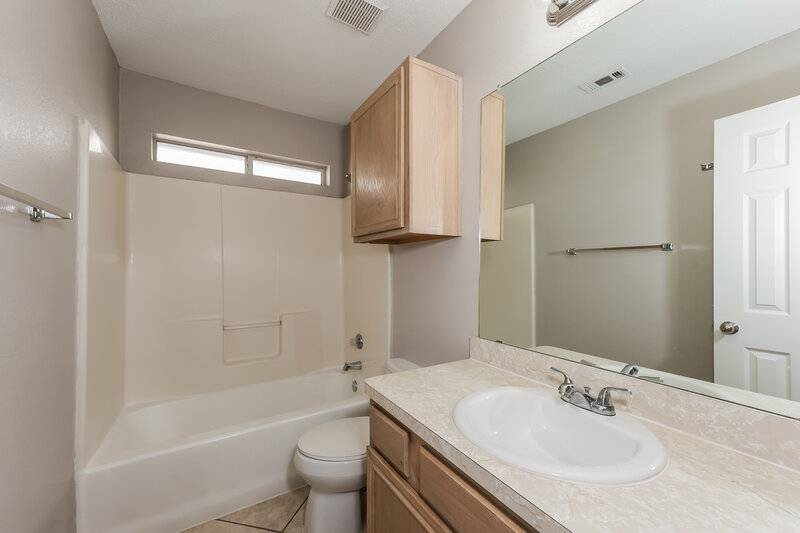 2,170/Mo, 224 W Glen Meadow Dr Glenn Heights, TX 75154 Main Bathroom View 2