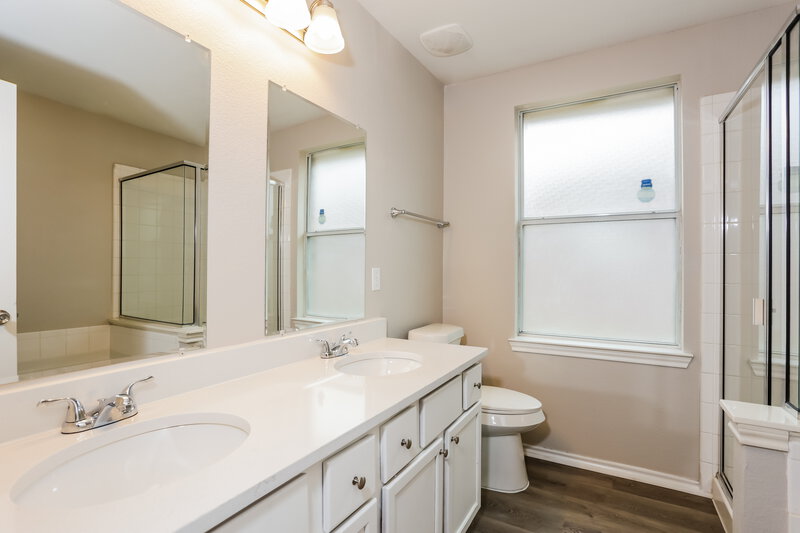 2,170/Mo, 1430 Vermont Ave Lancaster, TX 75134 Main Bathroom View
