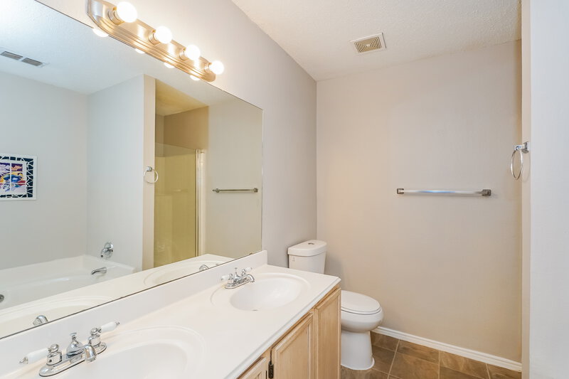 1,930/Mo, 6057 Arabian Ave Saginaw, TX 76179 Main Bathroom View