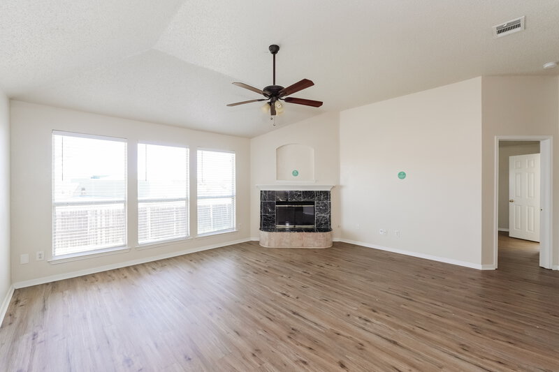 2,165/Mo, 4804 Barnhill Ln Fort Worth, TX 76135 Living Room View