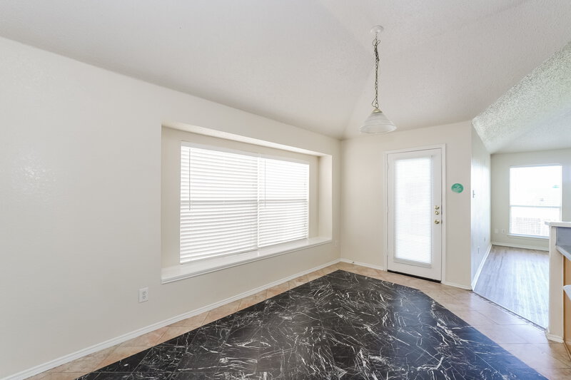 2,165/Mo, 4804 Barnhill Ln Fort Worth, TX 76135 Dining Room View 2