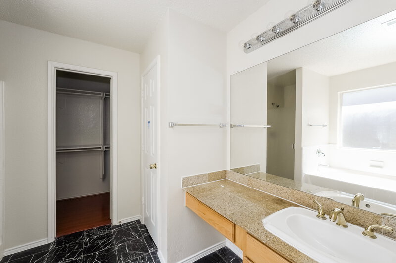 2,165/Mo, 4804 Barnhill Ln Fort Worth, TX 76135 Main Bathroom View