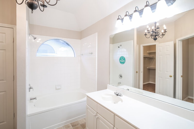 2,495/Mo, 5025 Glenscape Trl Fort Worth, TX 76137 Main Bathroom View