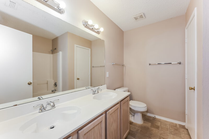 2,260/Mo, 4054 Hunters Creek Dr Fort Worth, TX 76123 Main Bathroom View