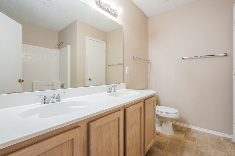 1,960/Mo, 4054 Hunters Creek Dr Fort Worth, TX 76123 Main Bathroom View