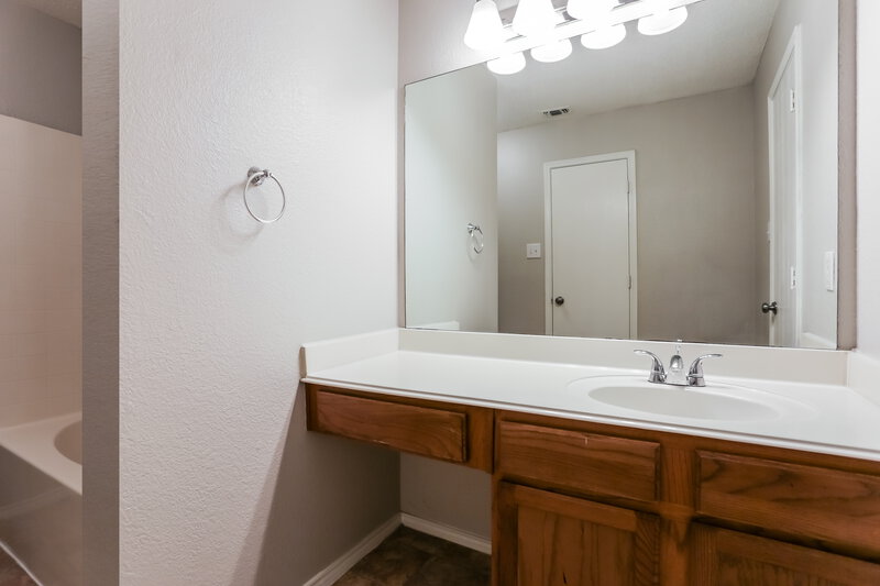 1,980/Mo, 10600 Copperwood Ln Fort Worth, TX 76140 Main Bathroom View