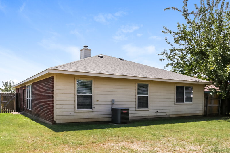 1,980/Mo, 10600 Copperwood Ln Fort Worth, TX 76140 Rear View