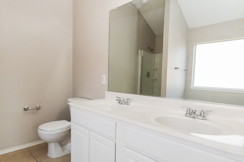 2,110/Mo, 2104 Aster Trl Forney, TX 75126 Main Bathroom View