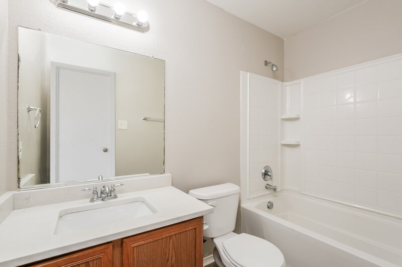 2,400/Mo, 2024 Kickapoo Trl Heartland, TX 75126 Main Bathroom View