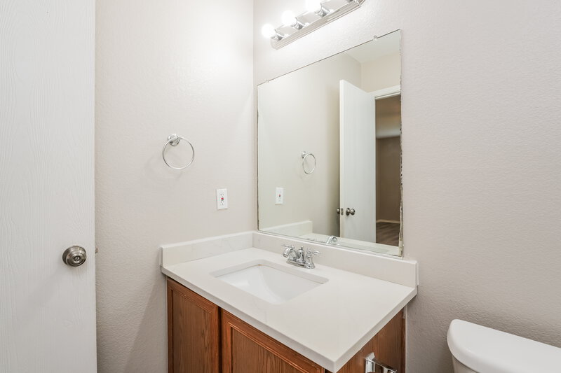 2,400/Mo, 2024 Kickapoo Trl Heartland, TX 75126 Main Bathroom View 2