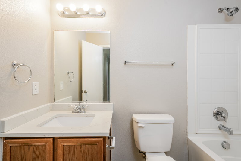 2,400/Mo, 2024 Kickapoo Trl Heartland, TX 75126 Bathroom View