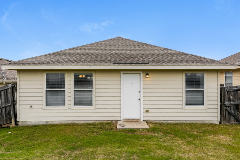 2,400/Mo, 2024 Kickapoo Trl Heartland, TX 75126 Rear View