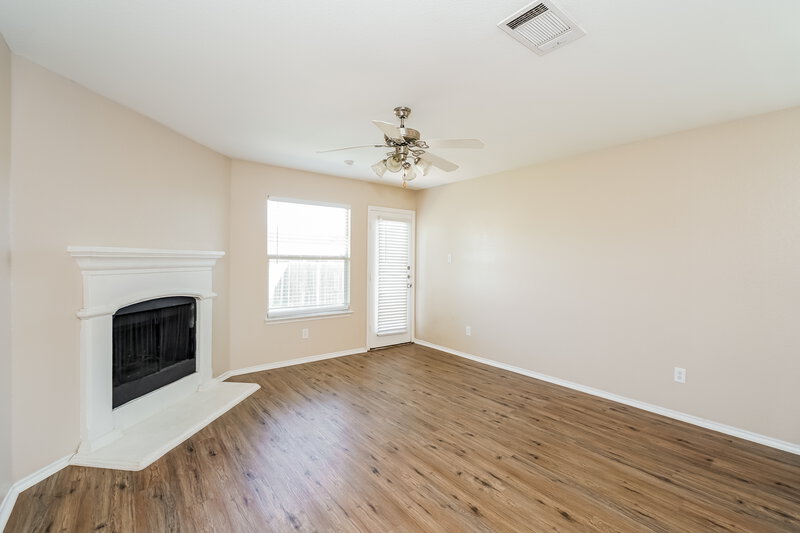 1,635/Mo, 2033 Club Oak Dr Heartland, TX 75126 Living Room View