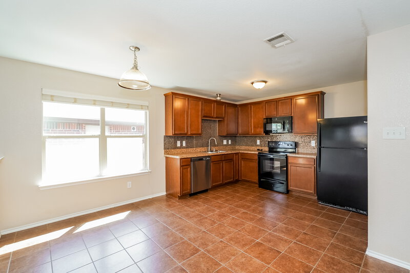 1,635/Mo, 2033 Club Oak Dr Heartland, TX 75126 Kitchen View 2