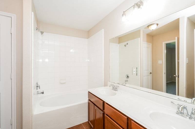 1,635/Mo, 2033 Club Oak Dr Heartland, TX 75126 Main Bathroom View