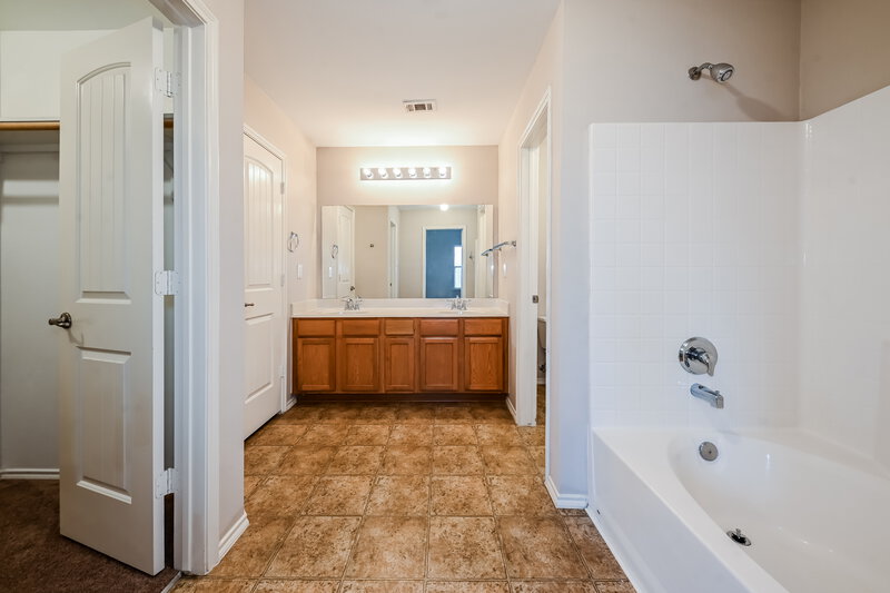 1,900/Mo, 4012 Houston Dr Heartland, TX 75126 Main Bathroom View