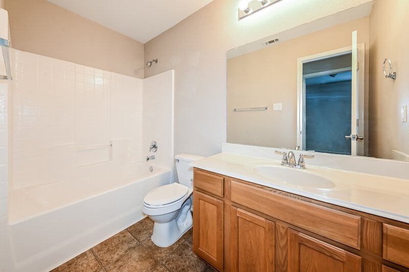 1,900/Mo, 4012 Houston Dr Heartland, TX 75126 Bathroom View