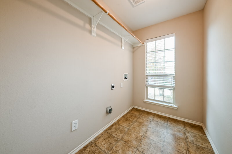 1,900/Mo, 4012 Houston Dr Heartland, TX 75126 Closet View 2